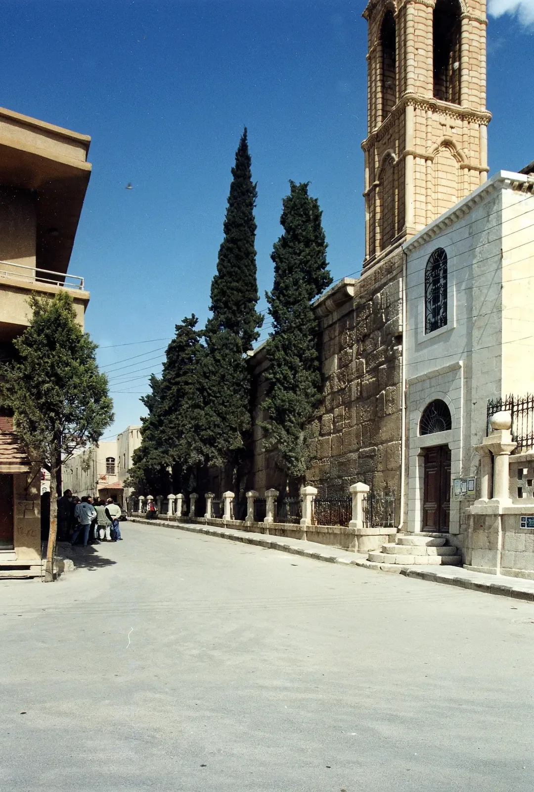 داخل الكاتدرائية وأعمدتها الرومانية.