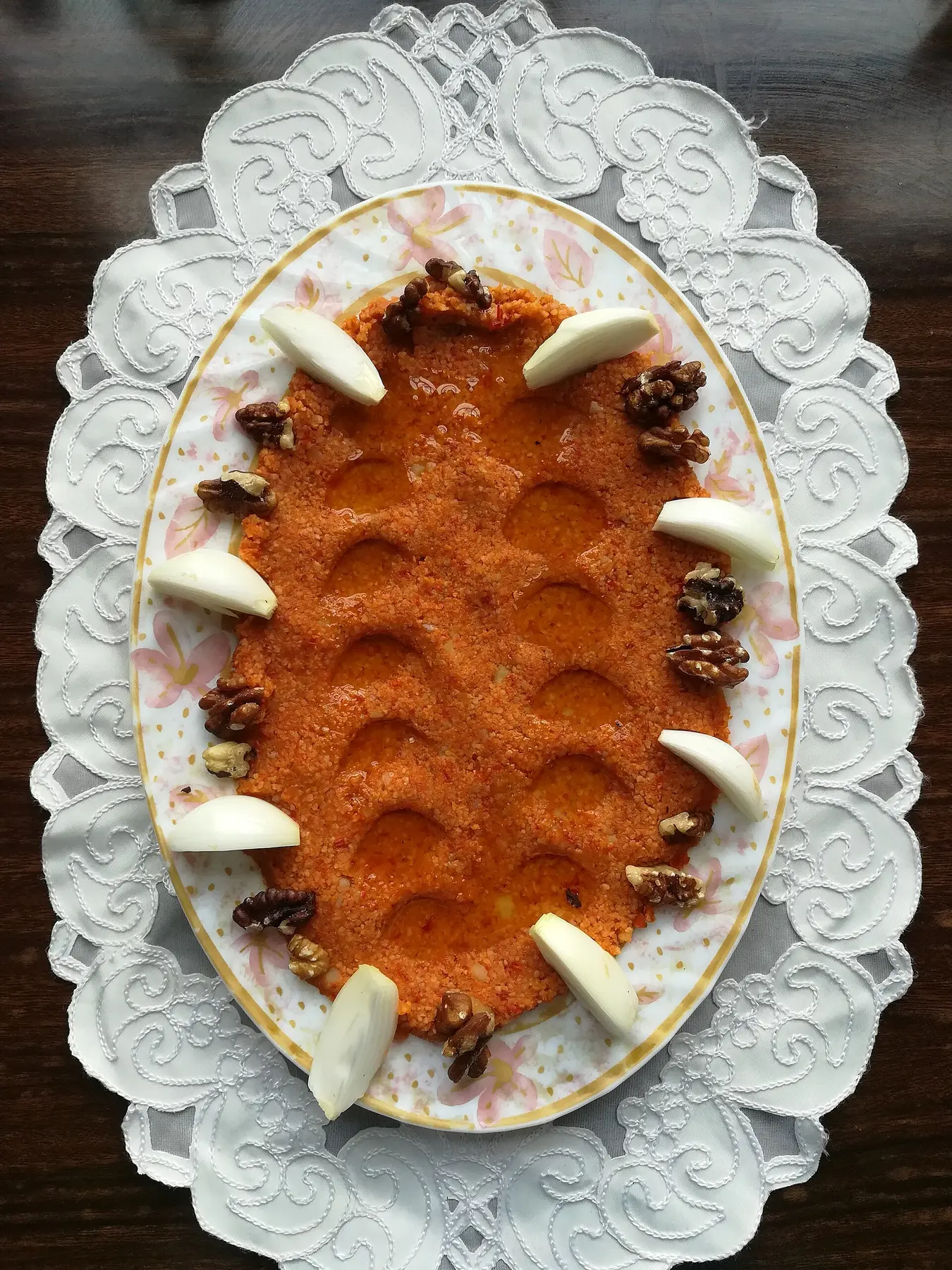 الكبّةُ النيّة: لحمٌ طازجٌ يُدَقّ مع البرغل ويُقدَّم بزيت الزيتون والبصل، وهي أوّلُ ما يُقدَّم في حلب.