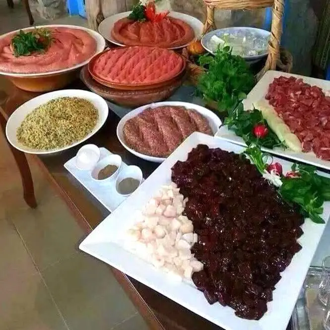 من حلب: الكبّةُ النيّةُ والهَبرةُ والسَّودة في صحنٍ واحد.