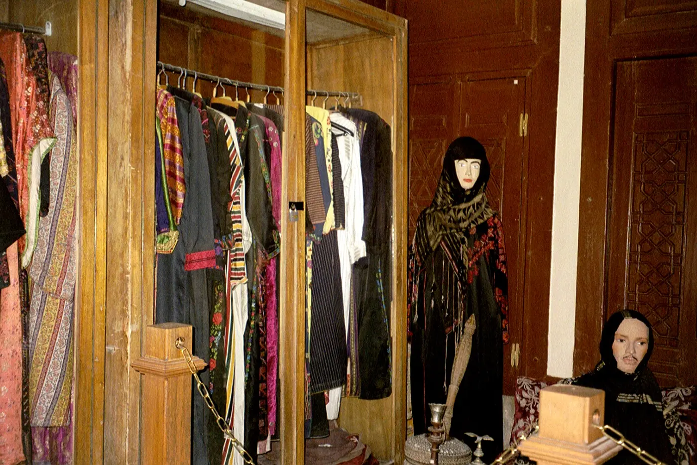 من معروضات المتحف: أزياء تقليدية ودمى بالثياب الشعبية، في صورة من سنة 2001.