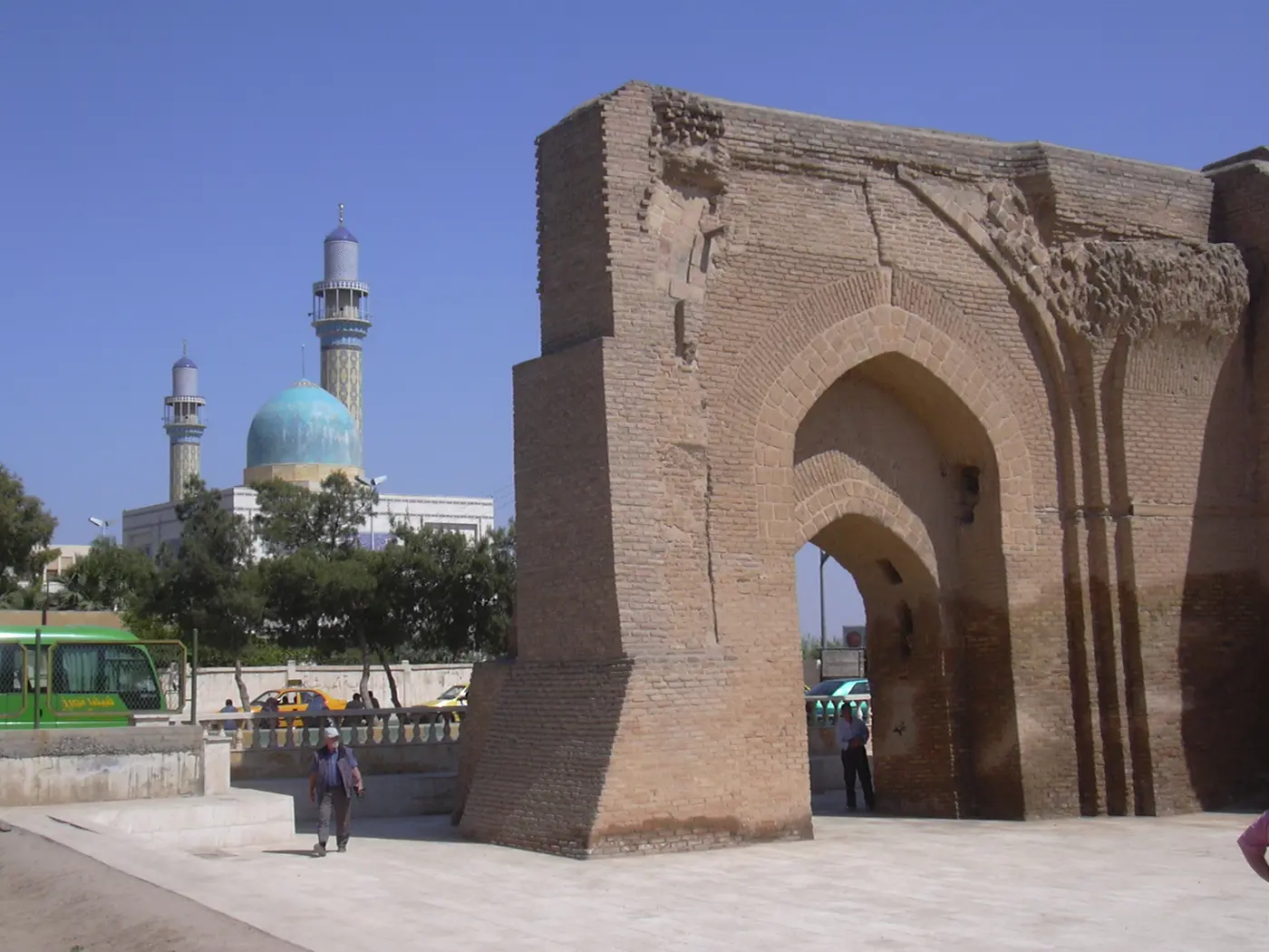 باب بغداد في الرقة، وهو قائم على الأرض إلى اليوم.