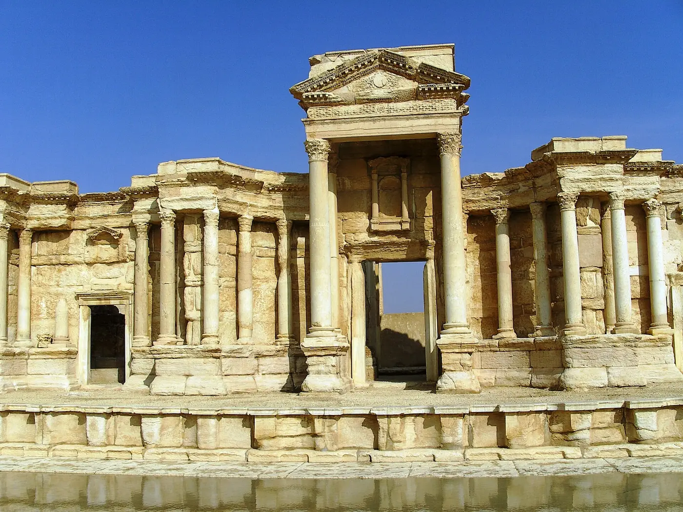 مسرح تدمر وجدار مشهده.
