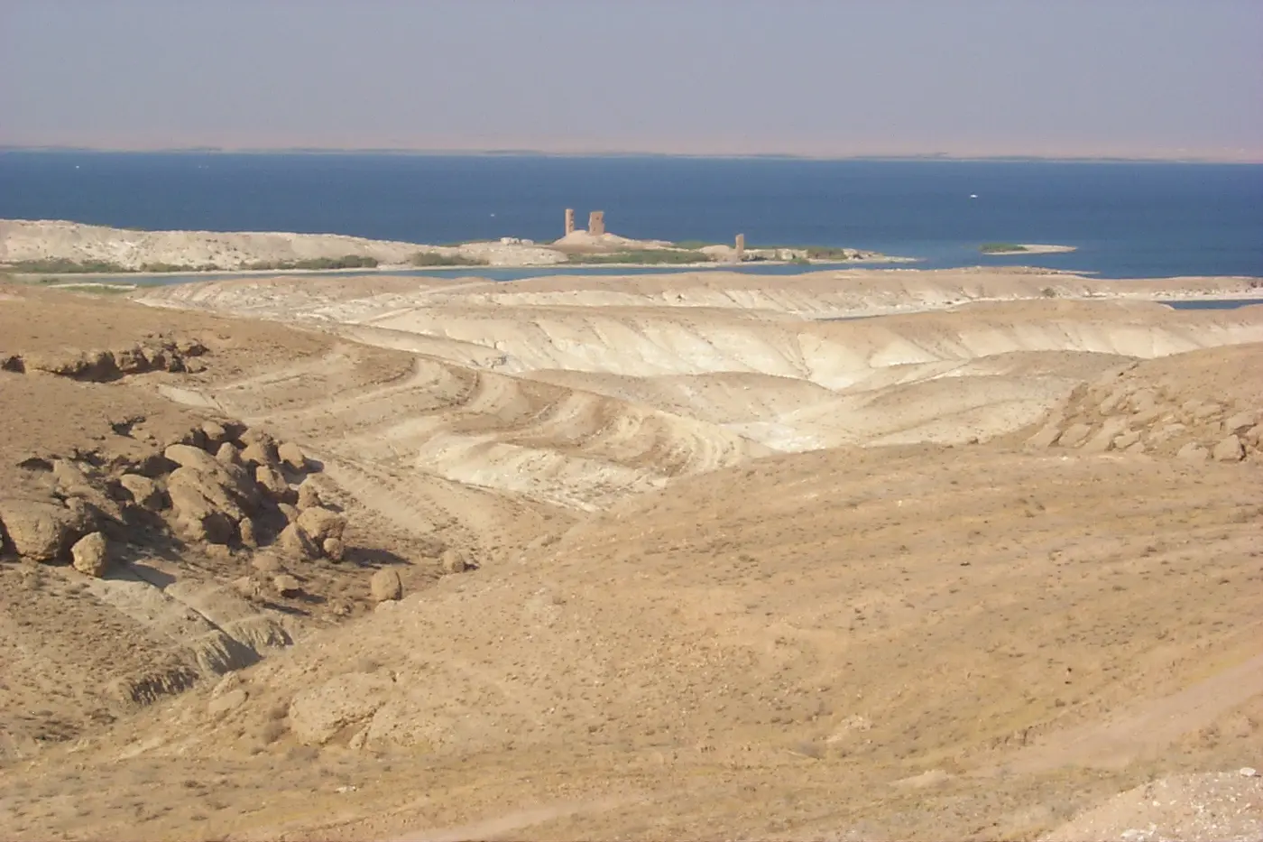 مئذنة من الطوب على ضفة الفرات.