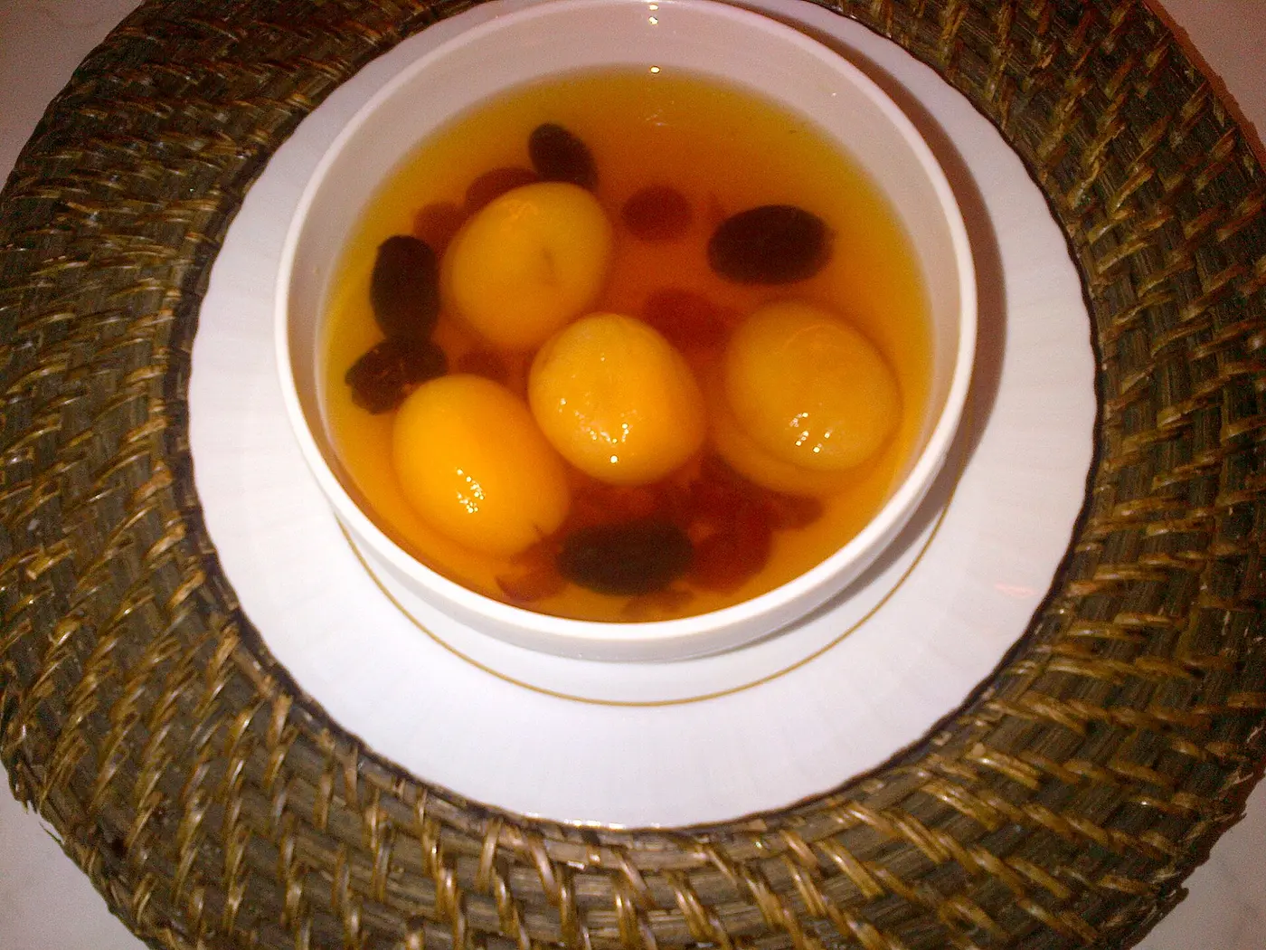 الخشاف: مشمشٌ وخوخٌ وزبيبٌ مجفَّفٌ يُسلق في مائه ويُبرَّد، فيُشرب ويُؤكل معًا.