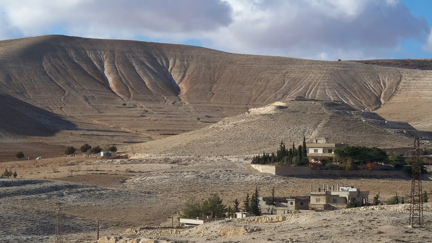 بيوت معلولا في وجه الجرف.