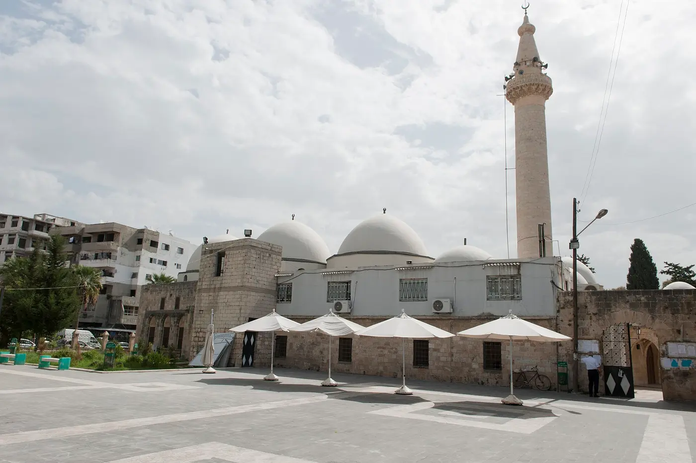 الضريح والمسجد حوله.